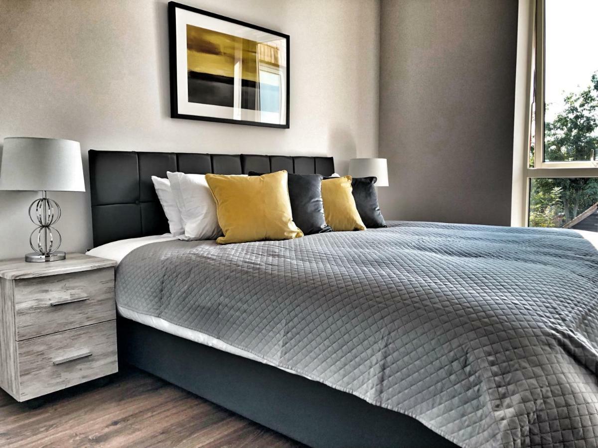 Luxury 2 Bed 2 Bath Apartment 18 Mins From Central London - Sleeps 6 Watford  Exterior photo
